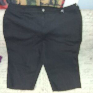 WOMANS BLACK PLUS SIZED JEAN CAPRIS.